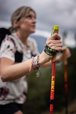 Korkgriff mit Schlaufe – absorbiert Schweiß, liegt warm in der Hand und passt sich deiner Griffform an.