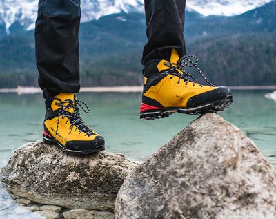 Hoher Schaft, nasse Steine, alpines Gelände – hier zeigt ein robuster Bergstiefel mit Membran, was er kann.