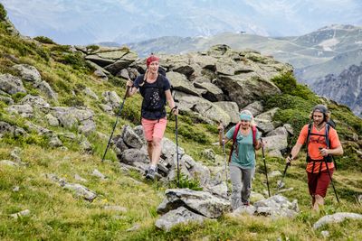 Wanderstöcke erleichtern den Aufstieg. (© Leki)
