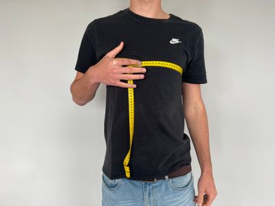 Das Maßband gerade, aber nicht einschnürend um die Brust herumführen.