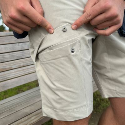 Die Oberschenkeltasche ist per Knopf verschließbar
