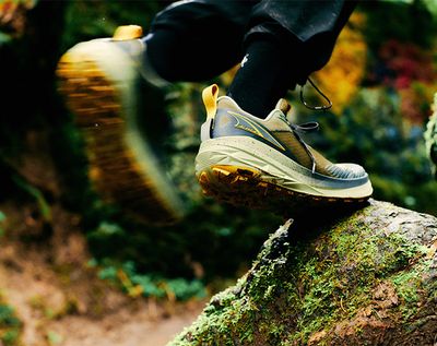 Grip auf jedem Untergrund: Die Sohle entscheidet, ob du auf nassem Fels und Moos sicher trittst oder ins Rutschen kommst.