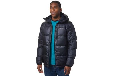 Der Marmot Guides Down Hoody ist dank seiner Daunenfüllung der perfekte Begleiter an kalten Tagen.
