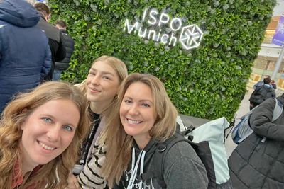 Gute Laune auf der ISPO: Isa, Sina und Katrin von SportFits