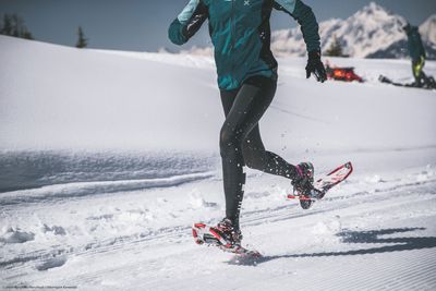 Für Läufer müssen Schneeschuhe besonders leicht sein. (Foto: Koch alpin / Mia Marina Knoll / Silberregion Karwendel)
