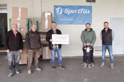 Unsere Geschäftsführer Florian Weis und Martin Bauer (v.r.) übergeben die Spende an die CFJ-Mitarbeiter.