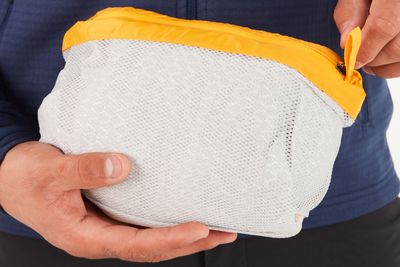 Die Jacke kann in der eigenen Tasche verpackt werden.
