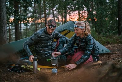 Mit einem Campingkocher hast du nicht nur eine warme Mahlzeit, sondern auch frischen Kaffee. (Foto: Nordisk)
