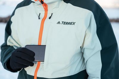 Die 3L Post-Consumer Nylon Jacket verfügt über eine gefütterte Brusttasche, in der auch dein Handy stets warm und trocken bleibt.