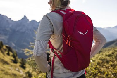 Wähle einen leichten Rucksack mit ausreichend Platz. Passende Modelle findest du bei Marken wie Salewa.