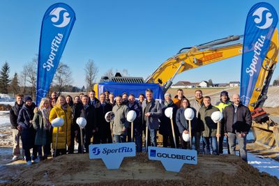 Der Spatenstich wurde mit Partnern, Gästen und Mitarbeitern gefeiert.