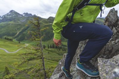 Hohe Tritte ohne zu Spannen – vorgeformte Knie und Stretch machen den Unterschied.