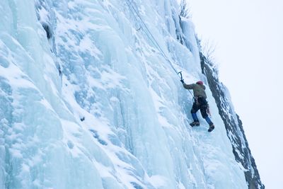 Spezielle Ausrüstung garantiert deine Sicherheit beim Eisklettern.