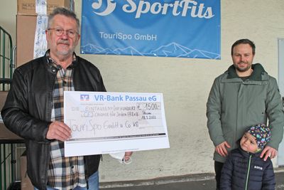 Paul Rammelmeyr (li.), Vorsitzender des CFJ, nimmt den Scheck entgegen.