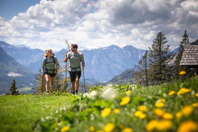 Wanderstöcke entlasten Knie und Hüfte – besonders auf langen Abstiegen spürst du den Unterschied sofort.