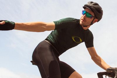 Bei Oakley findest du dein komplettes Rad-Outfit.