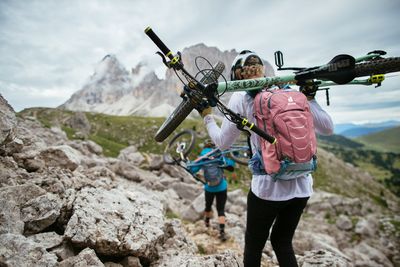 Hike-a-Bike in den Alpen – wenn das Rad auf den Rücken kommt, zeigt sich, ob das Tragesystem wirklich gut sitzt.