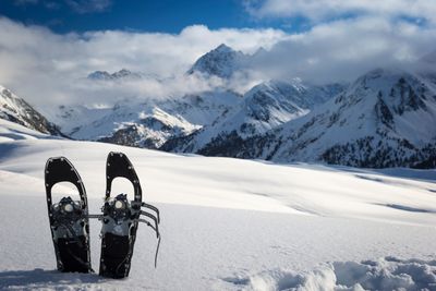 Dank der Schneeschuhe kommst du auch im tiefen Schnee gut voran