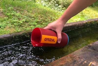 Der äußere Behälter wird mit Wasser gefüllt.