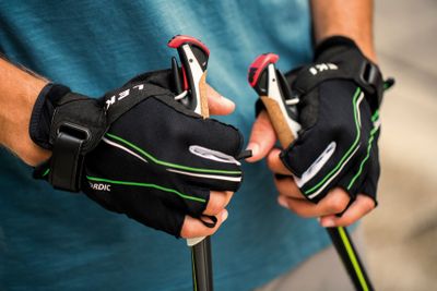 Beim Leki System Trigger Shark 2.0 kann der Handschuh direkt in den Stock eingeklickt werden