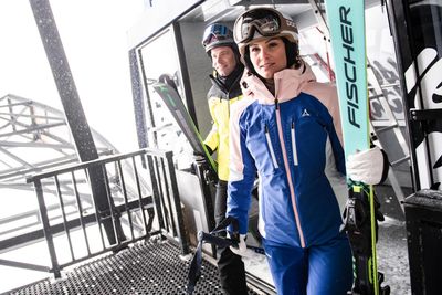 An kalten Tagen im Schnee sorgen Midlayer für zusätzliche Wärme auf der Piste.
