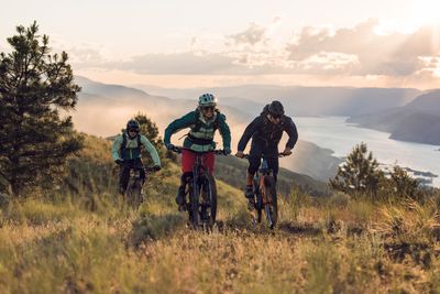 Die Schöffel Trail Kollektion ergibt ein aufeinander abgestimmtes Outfit für Damen und Herren.