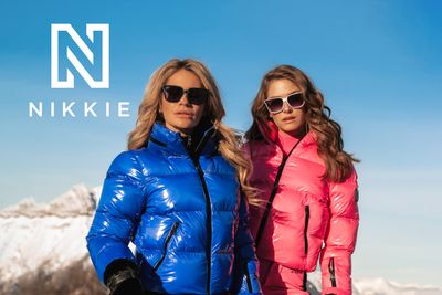 Feminine Skimode mit modischem Statement.