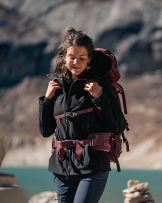 Stabil unterwegs: Ein gut eingestellter Rucksack verteilt das Gewicht optimal.