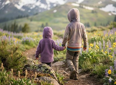 Ob auf dem Spielplatz oder am Berg – ein leichtes Fleece zum schnellen An-und Ausziehen macht jeden Tempowechsel mit.