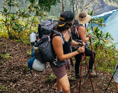 Kocher, Becher & Co. – außen fixiert statt innen gequetscht. Gute Befestigungspunkte halten alles Sperrige griffbereit und stabil.