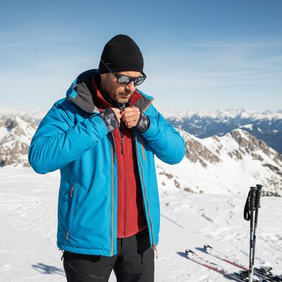 Richtig kombiniert: Zusammen mit Baselayer und Midlayer bildet deine Skijacke das ideale Schutzsystem gegen Kälte und Wind.