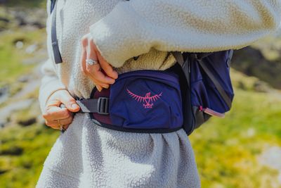 Praktisch: Eine Tasche direkt am Hüftgurt hält Riegel, Handy oder Sonnencreme immer griffbereit.