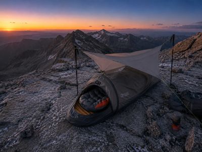 Bivi und Tarp auf dem Gipfel – das klassische alpine Setup für eine Nacht, in der kein Zelt dabei ist.