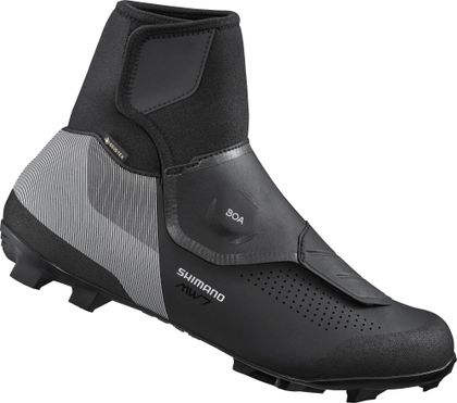 Shimano MW702, schwarz-grauer Winter-Radschuh mit hohem Schaft und Profilsohle