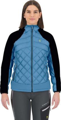 Karpos Lastei Active Plus W Jacket in Hellblau mit dunklen Ärmeln, getragen von einer Frau