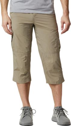 Columbia Silver Ridge II Capri in Beige, getragen mit grauen Schuhen, Caprihose für Herren