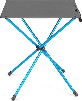 Helinox Café Table mit dunkler Platte und blauem Gestänge, Campingtisch