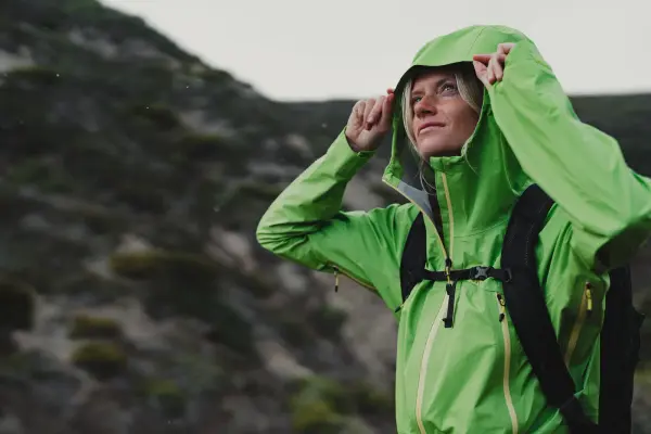 "Hardshell vs. Softshell: So wählst du deine Jacke"