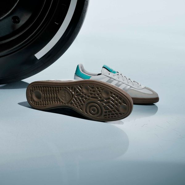 Handball Spezial Mercedes AMG Petronas F1 Team Shoes