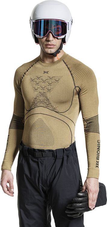 Skifahrer im goldenen X-Bionic Radiactor 4.0 Shirt mit Helm und Skibrille