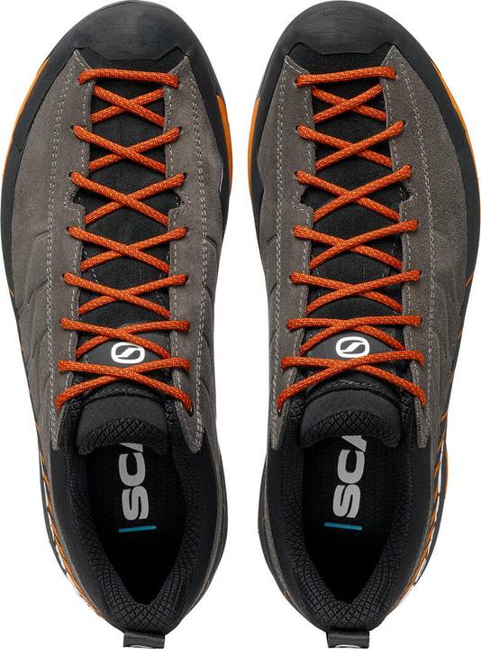 Scarpa Mescalito in Grau mit orangefarbenen Schnürsenkeln von oben: Die Schnürung reicht bis zu den Zehen
