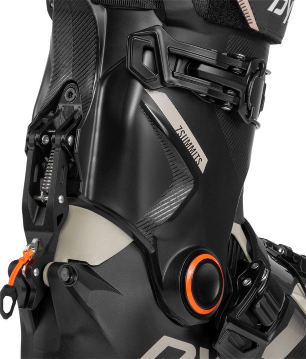 Schaft eines schwarzen Dynafit Seven Summits von hinten, mit dem Mechanismus für Ski- und Gehmodus