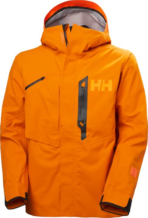 Kapuze einer orangefarbenen Skijacke über Helm und Skibrille gezogen, Seitenansicht