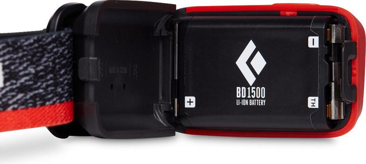 Geöffnetes Batteriefach einer roten Black Diamond Astro mit eingesetztem Akku BD 1500