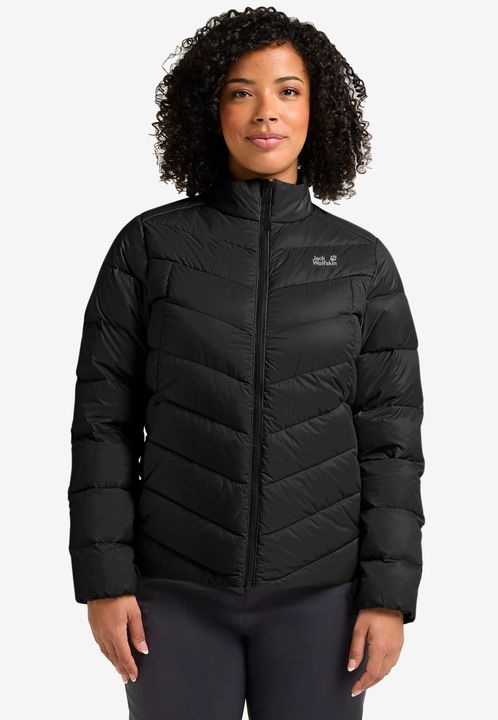 Frau trägt die schwarze, gesteppte Daunen-Innenjacke einer Jack-Wolfskin-Doppeljacke allein