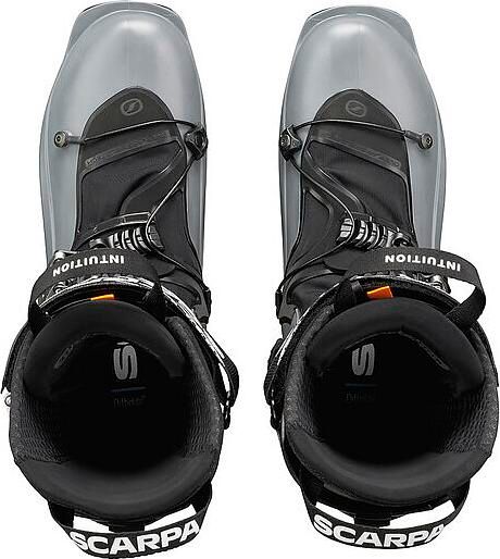 Zwei graue Skitourenschuhe von oben, in den Schalen schwarze Innenschuhe mit der Aufschrift Intuition