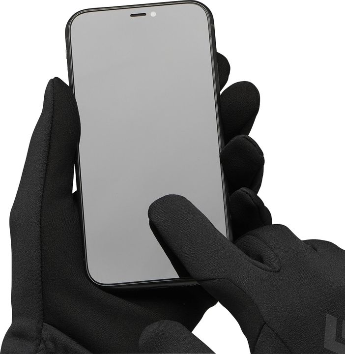 Hand in schwarzem Black-Diamond-Handschuh bedient ein Smartphone
