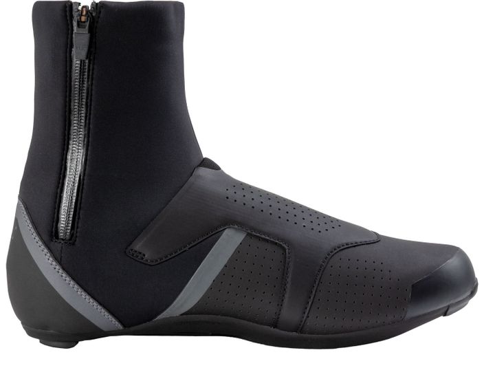 Schwarzer Rennrad-Winterschuh mit hohem, eng schließendem Schaft und seitlichem Reißverschluss, Seitenansicht