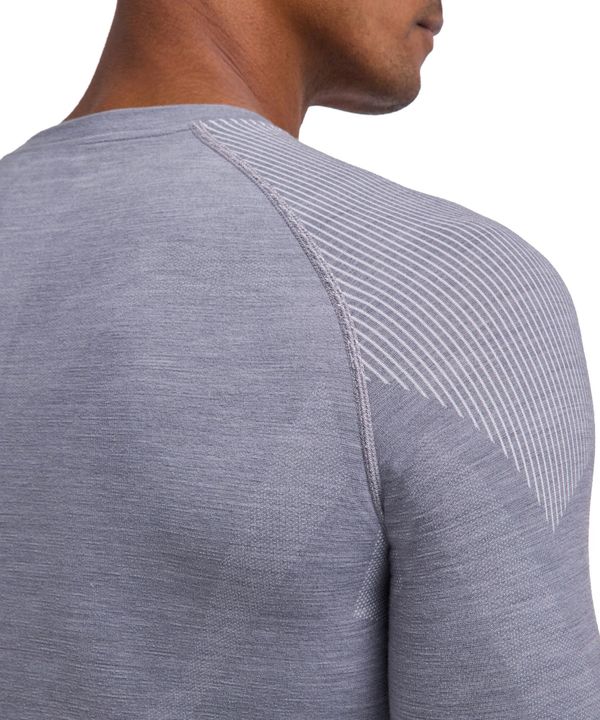Schulter eines Mannes in grauem Langarmshirt von Falke mit unterschiedlich gestrickten Zonen an Schulter und Ärmel