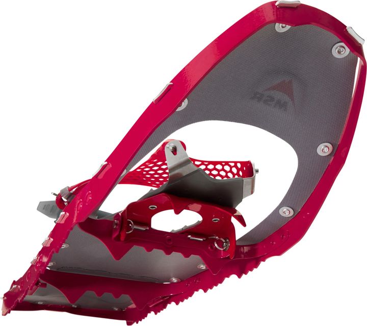 Roter MSR-Schneeschuh von unten mit Frontzacken unter der Bindung und gezahntem Rahmen